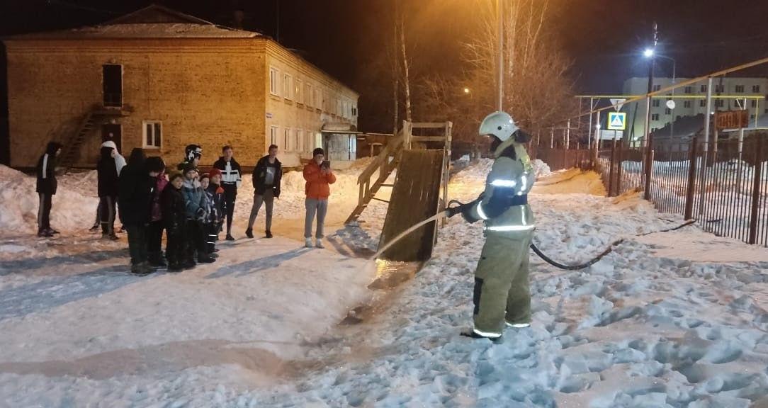 Карпинские пожарные восстановили зимнюю горку для детей из социально-реабилитационного центра 
