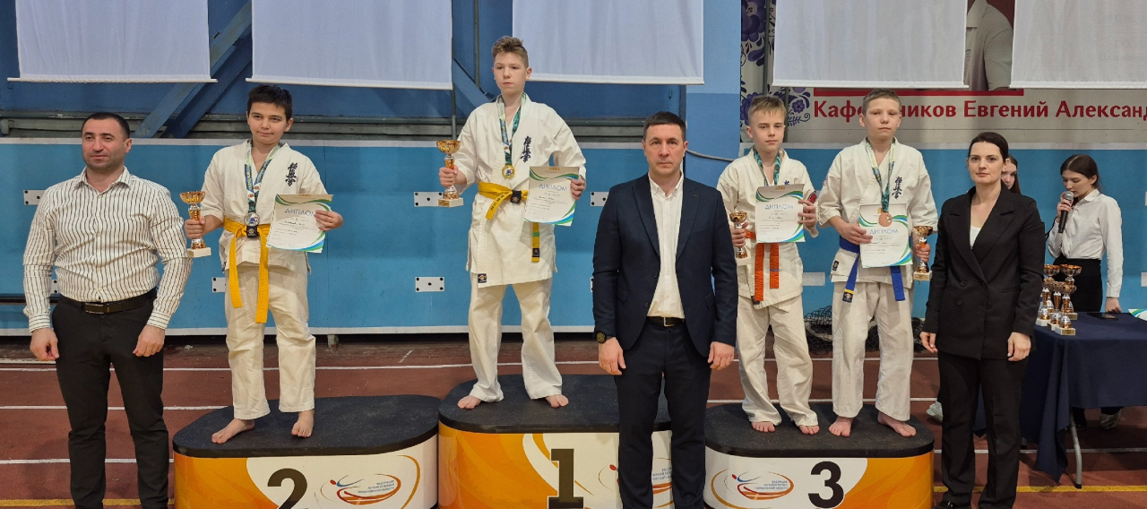 Карпинские каратисты привезли «золото» и «серебро» с областного Чемпионата