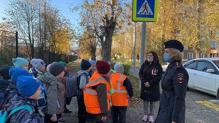Сотрудники ГИБДД провели пешеходную экскурсию для школьников