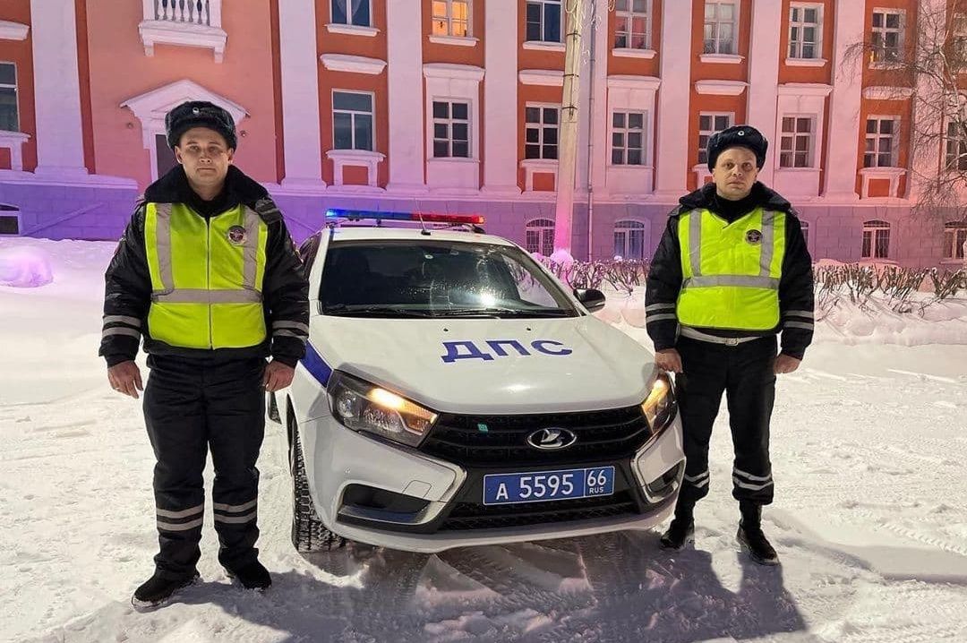 В Карпинске сотрудники ГИБДД помогли девушке вытащить ее автомобиль из водостока