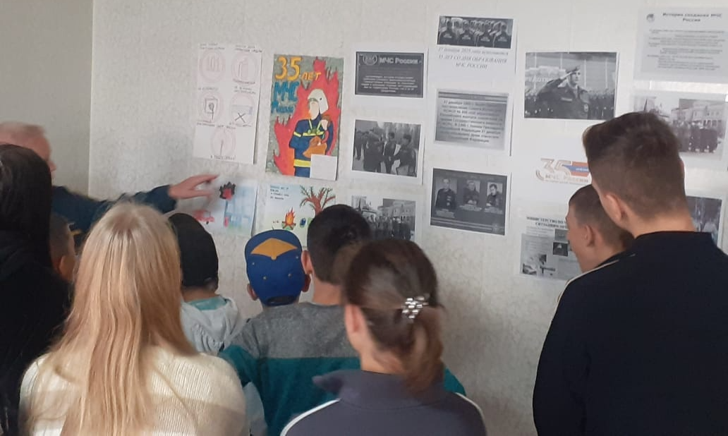 Карпинские спасатели провели экскурсию для воспитанников реабцентра в честь годовщины МЧС