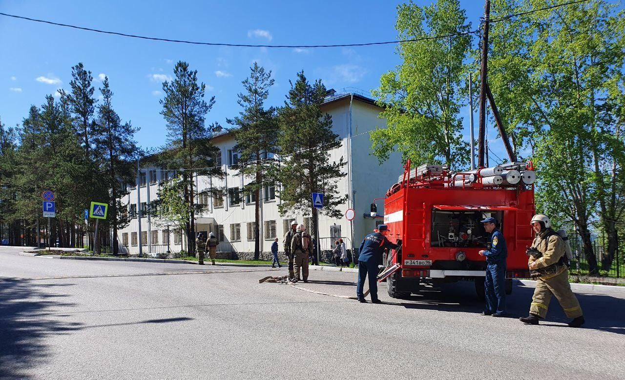 В Карпинске перекрыта улица Мира в районе суда. Идут пожарные учения