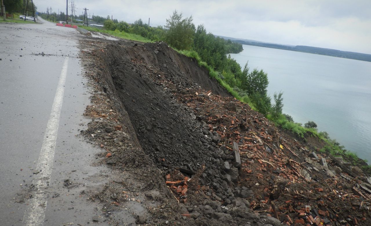 В Карпинске продолжаются работы по засыпке места оползня на борту разреза