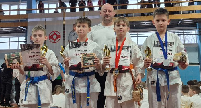 Карпинские каратисты стали призерами на Первенстве в Екатеринбурге