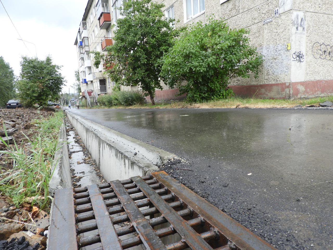 На улице Карпинского заменят лотки для отвода воды