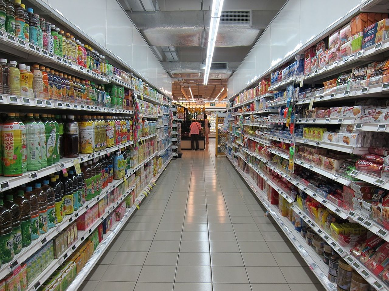 Роспотребнадзор выборочно проверил продукты в магазинах. Есть можно, но не все