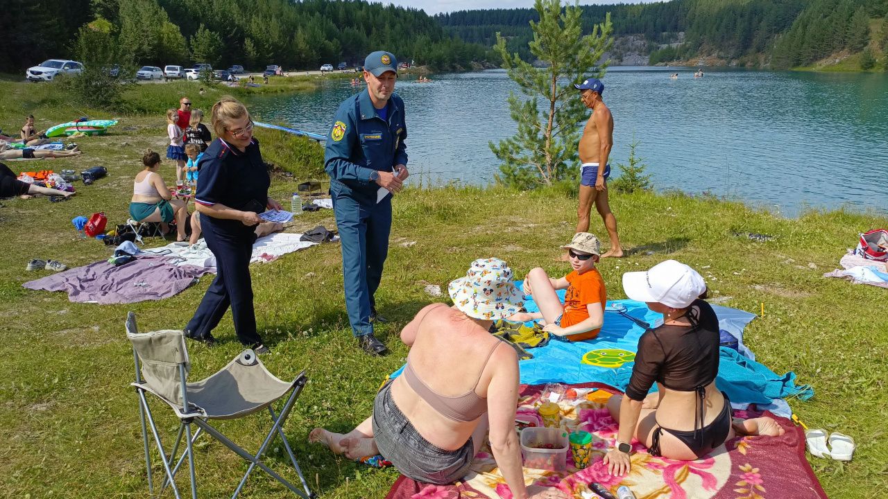 Отдыхающим на карпинском карьере напомнили о безопасности на водоемах