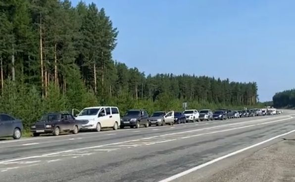 Сегодня на «Лукойловской» заправке в Карпинске скопилась очередь из более чем 50 автомобилей