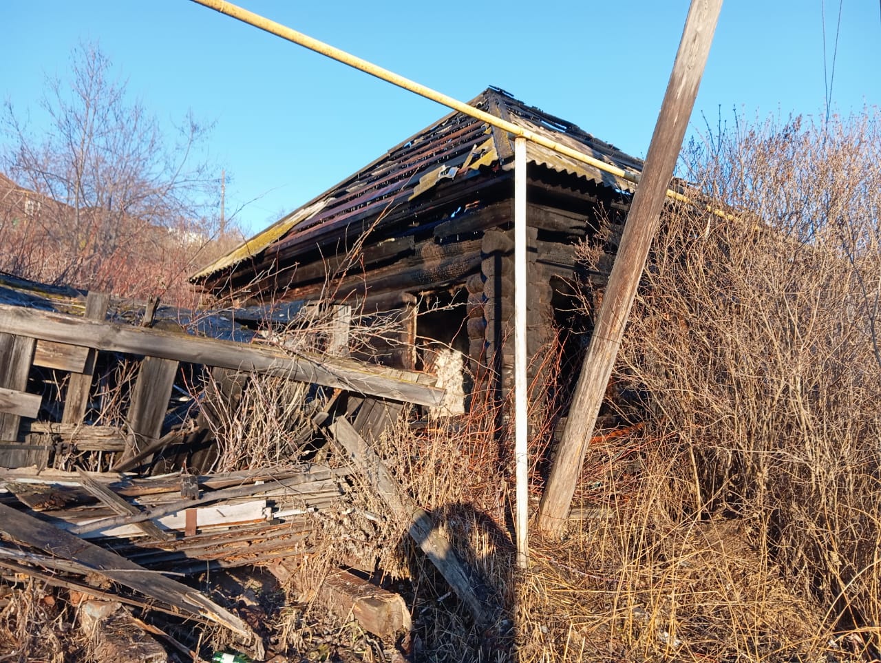 На прошлой неделе в Карпинске горел бесхозный дом