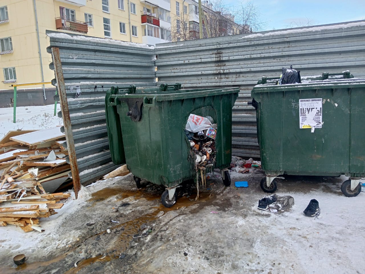 В Карпинске загорелся пластиковый бак для мусора