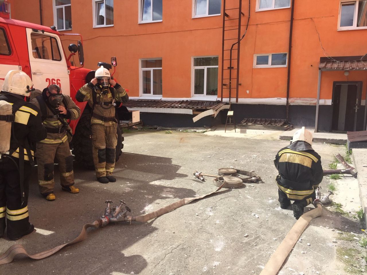 Пожарные совершили тренировочный выезд в машиностроительный техникум