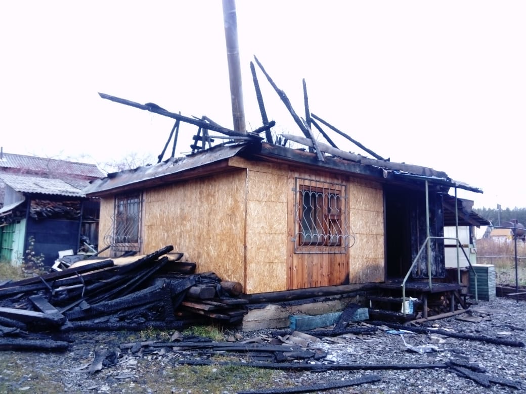 В Карпинске сгорел садовый домик