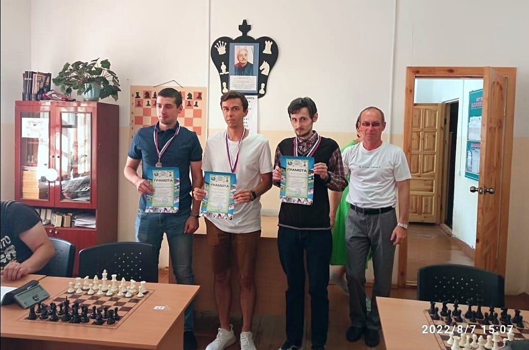 Карпинские шахматисты взяли «серебро» и «бронзу» на окружном турнире