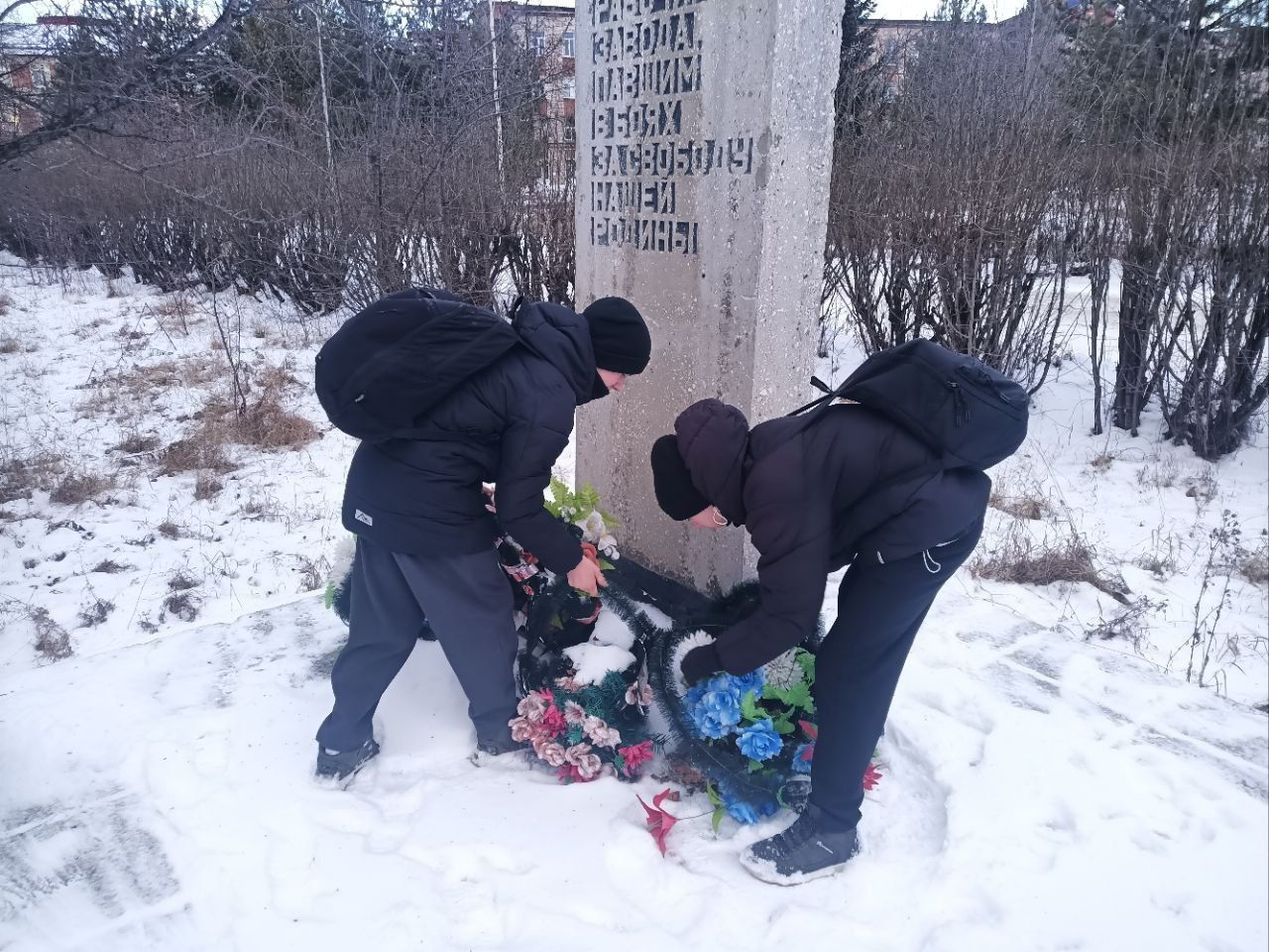 Карпинские школьники почистили от снега мемориал погибшим в ВОВ заводчанам и возложили к нему цветы