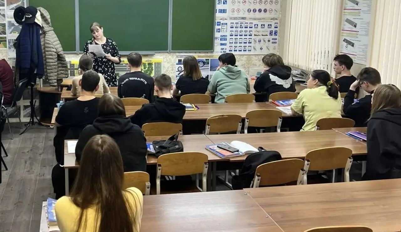 Сотрудники городского суда провели лекцию для будущих водителей