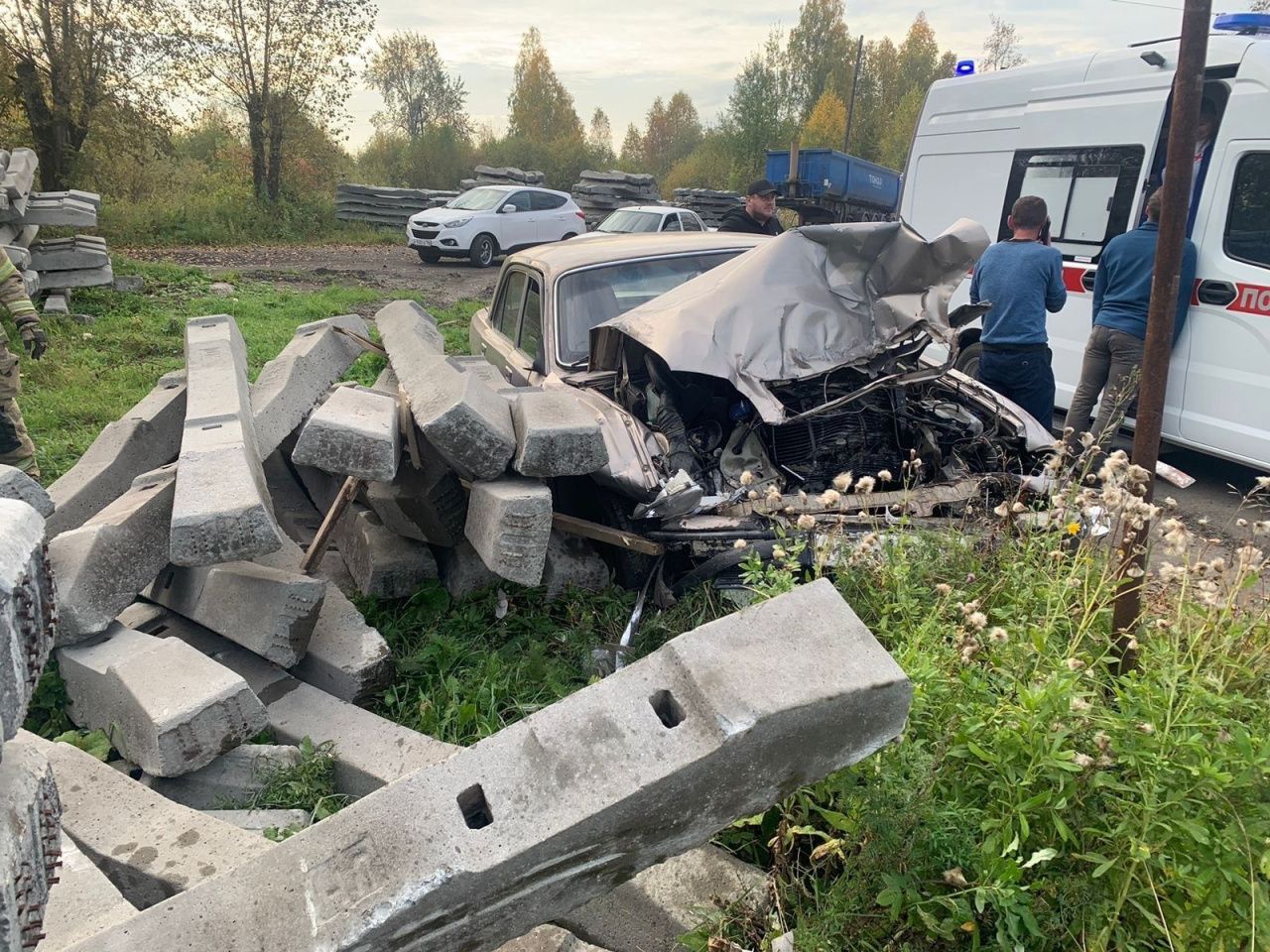 В Волчанске «Волга» врезалась в бетонные шпалы. Есть пострадавшие