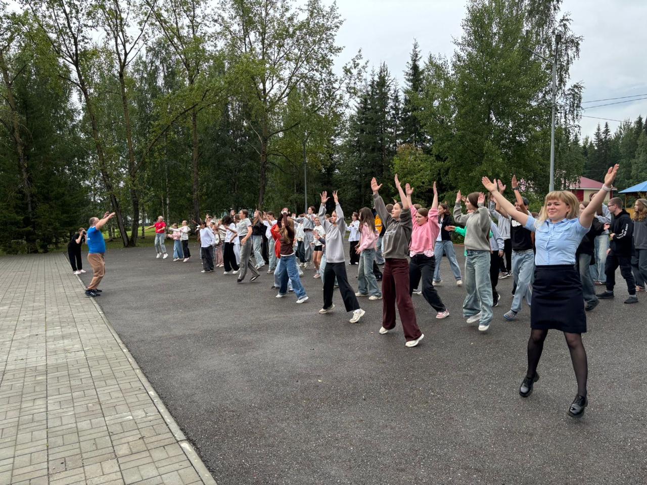 Полицейские привезли в «Светлячок» профессионального бойца, чтобы он провел с детьми зарядку