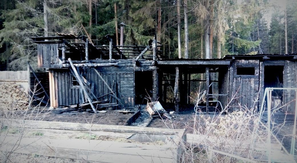 В Карпинске сгорела баня. Теперь хозяевам грозит штраф за нарушение пожарной безопасности