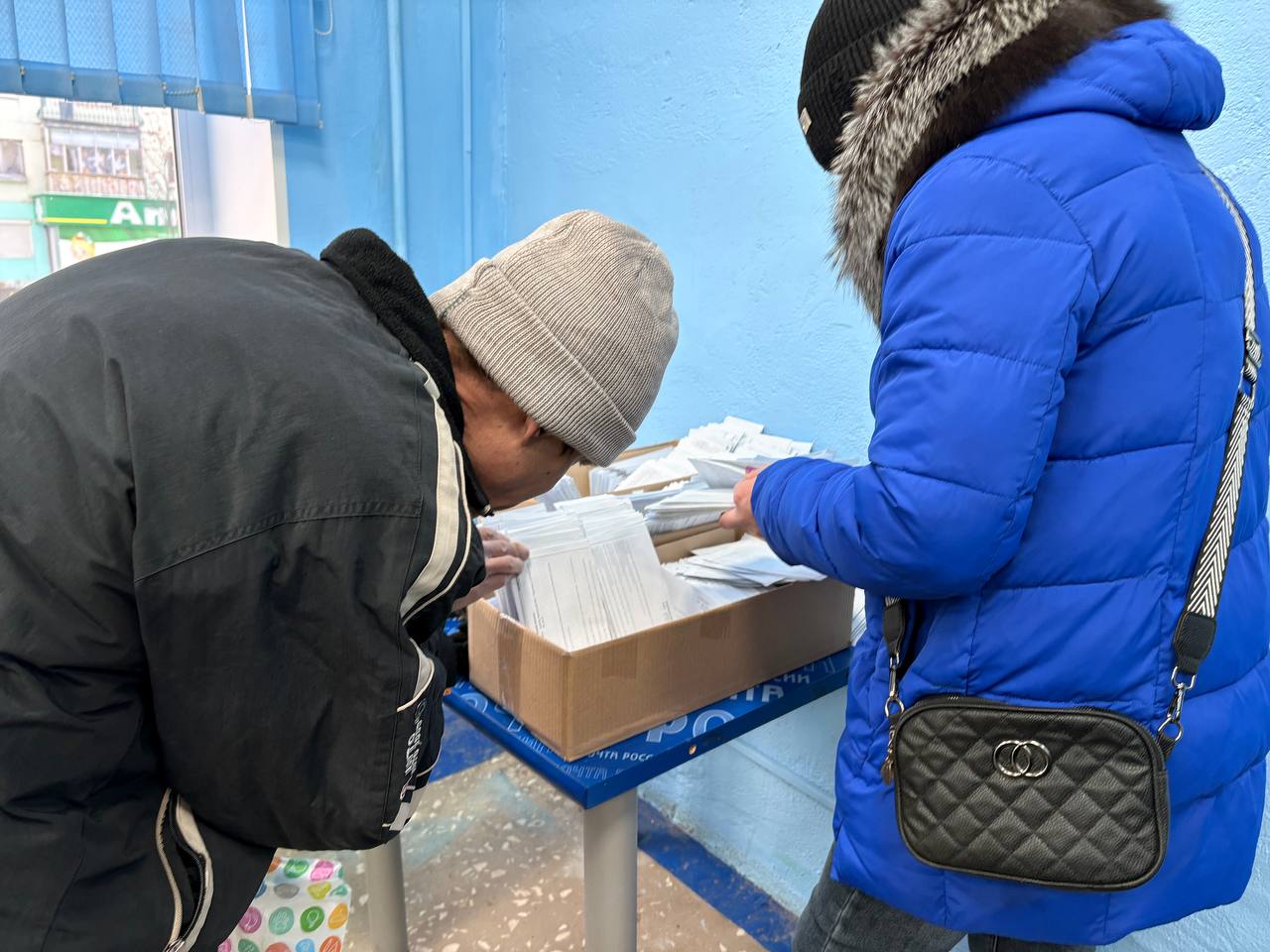 Теперь квитанции за свет лежат в общем ящике на почте. Пенсионеры просят хотя бы сортировать их