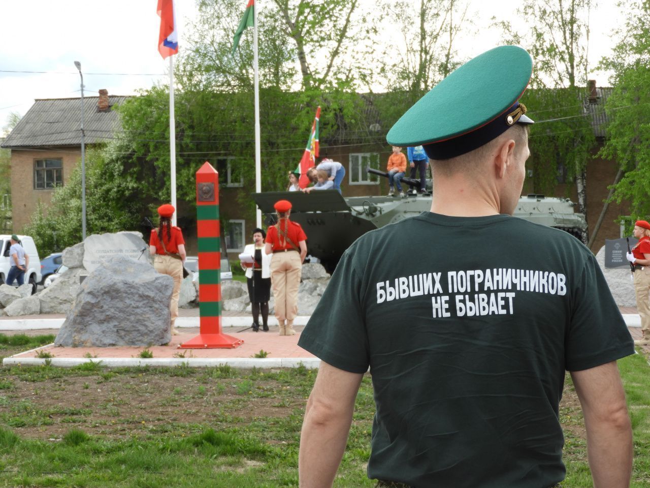 Сегодня карпинские пограничники поднимут свой флаг и возложат цветы к обелиску