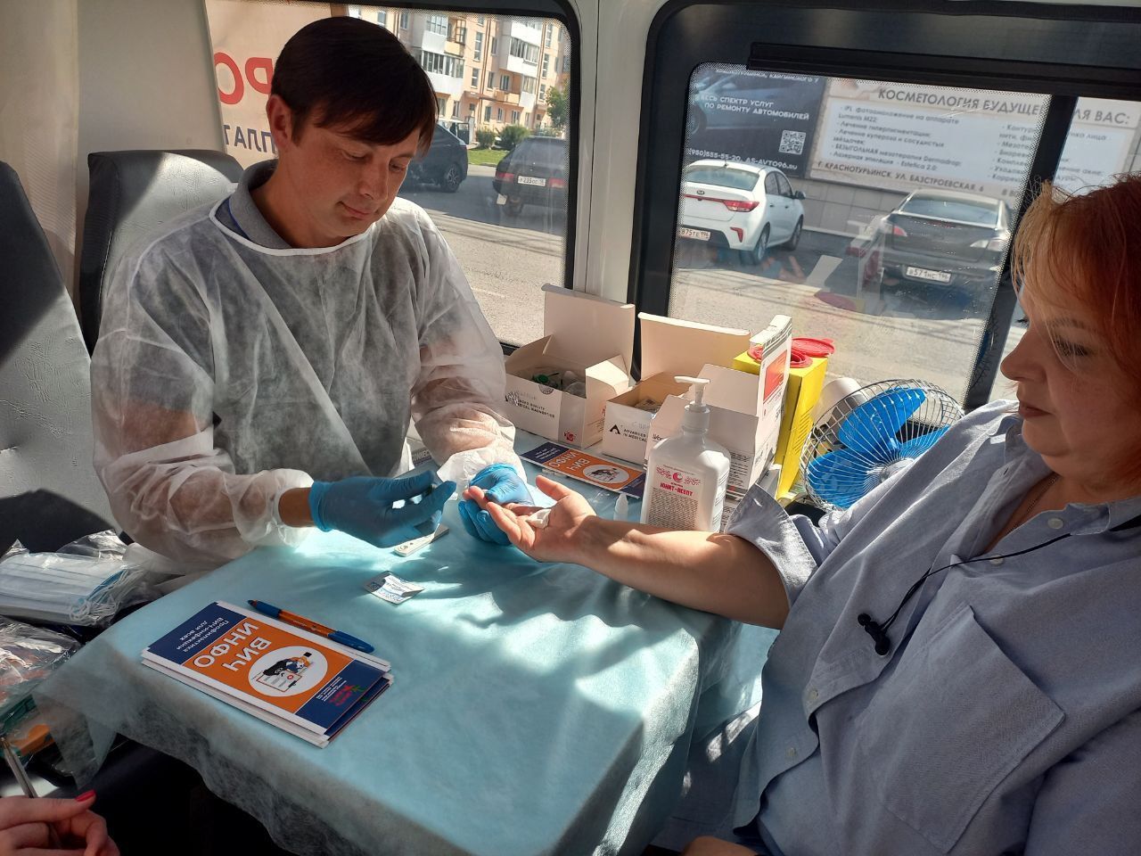 Сегодня возле ТЦ «НАШ» проходит экспресс-тестирование на ВИЧ. В подарок дают презервативы и смазку