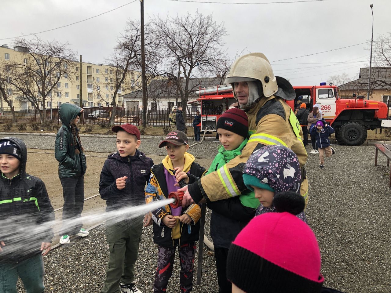 Карпинские пожарные и волонтеры развлекли детей из ребцентра имени Гагарина