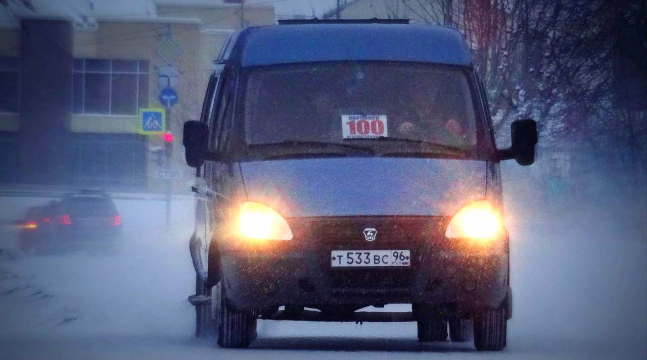 Пассажиры маршруток №100 “Карпинск - Краснотурьинск”  третий год жалуются на работу перевозчика 