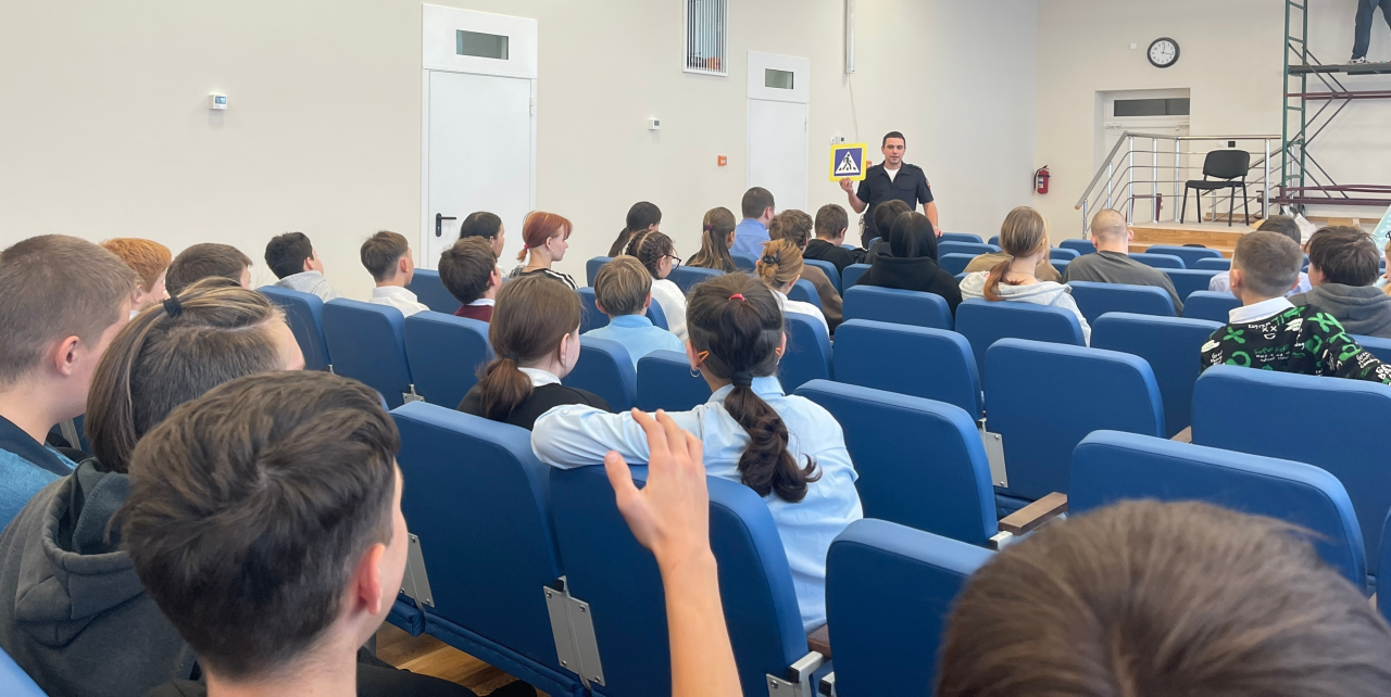 Начальник ГАИ посетил карпинскую школу-интернат