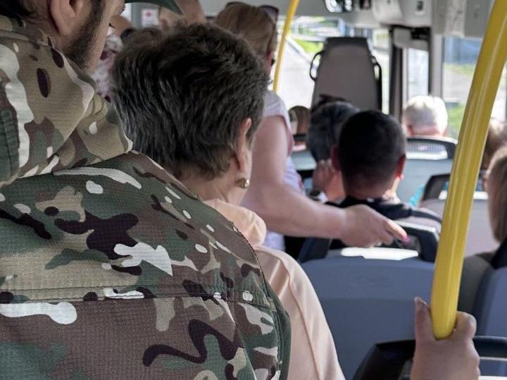 Мэрия рекомендует карпинцам носить в собой наличку для оплаты проезда на автобусах