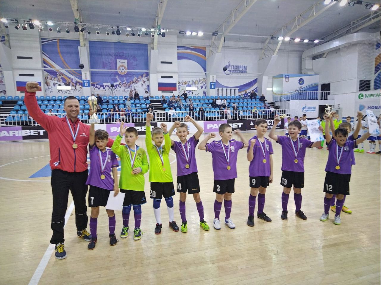 Карпинская команда «Атлетик» победила сразу в двух Кубках по мини-футболу