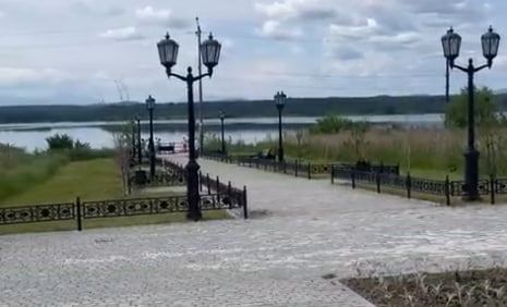 Ветром сдуло? На карпинском «ветродуе» куда-то пропали лавки