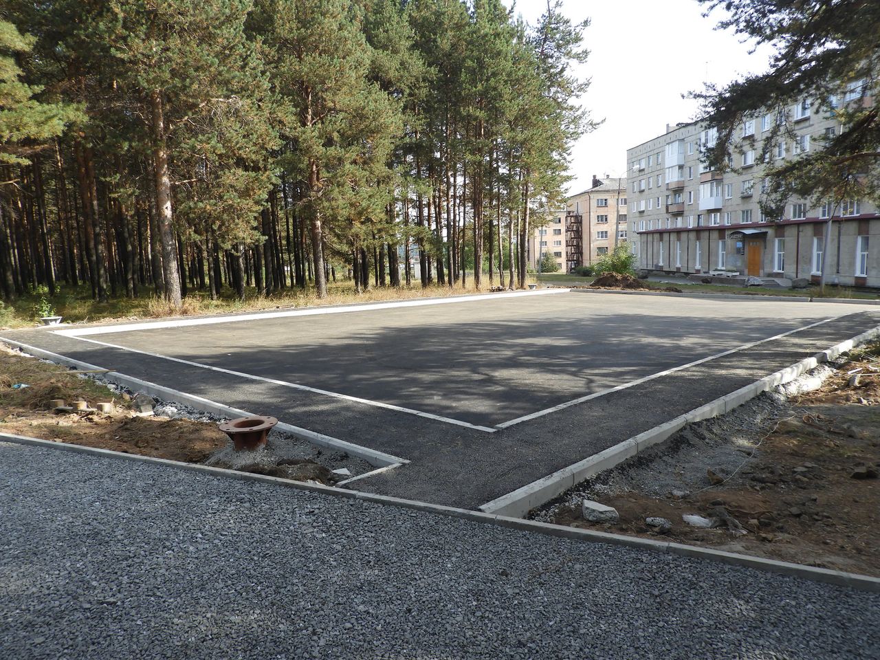 Построена парковка у Комсомольского парка 