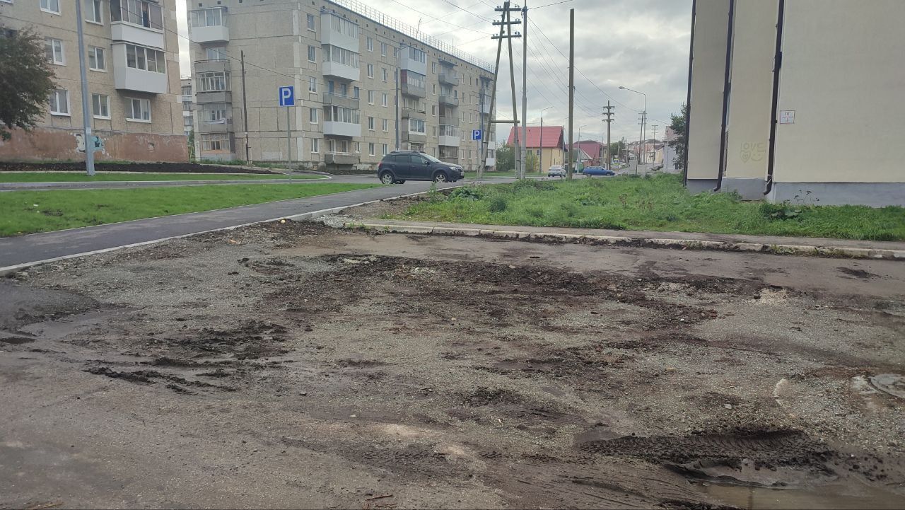 Карпинцы жалуются на состояние автопарковки по 8 Марта