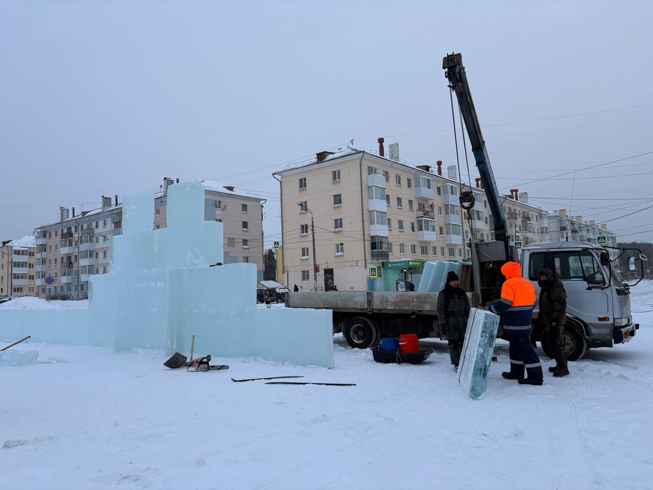 «Не переживайте, городок будет готов вовремя»: сегодня началось строительство ледового городка