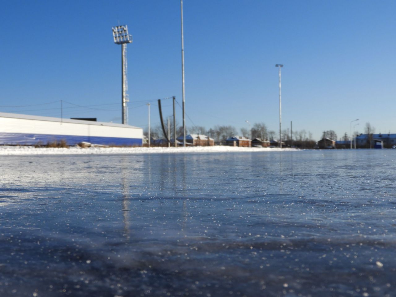 На стадионе "Труд" заливают лед