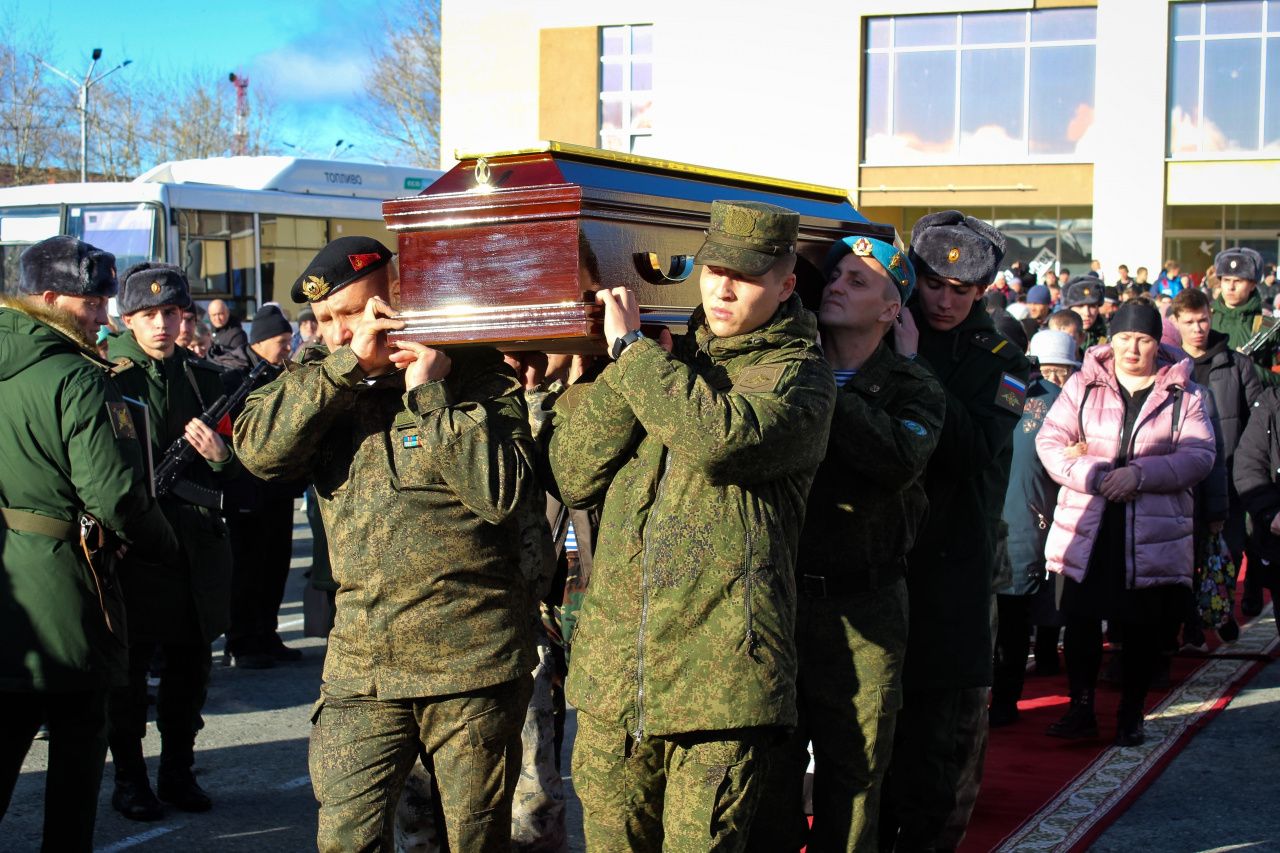 Сегодня в Карпинске простились с 23-летним Александром Мухьяновым