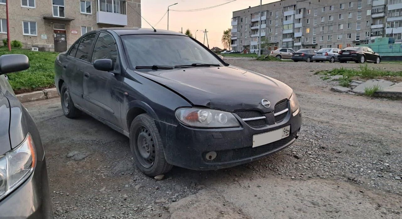 Во дворе дома по Мира неизвестный повредил припаркованный «Ниссан» и скрылся