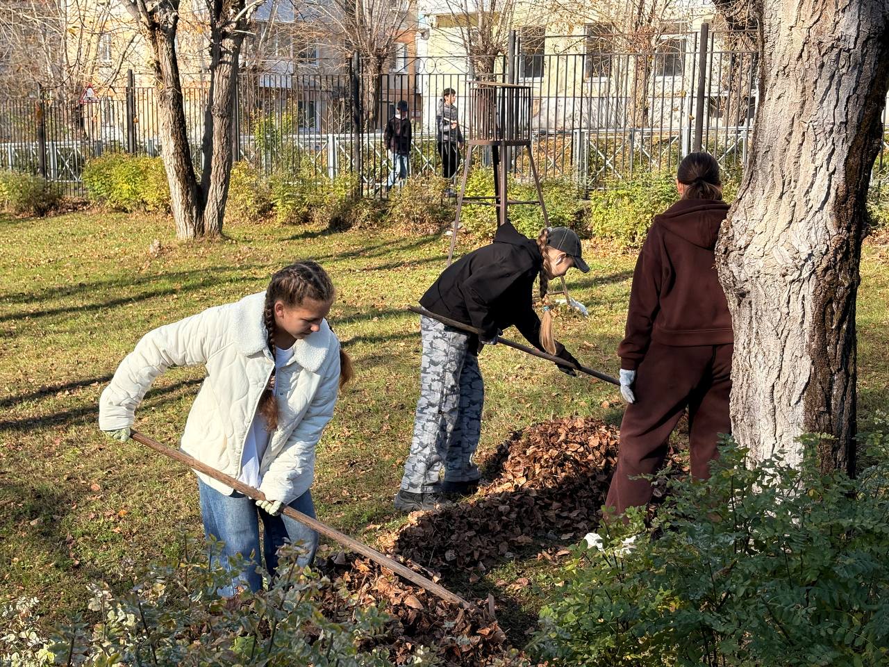 Карпинские школьники вышли на субботники