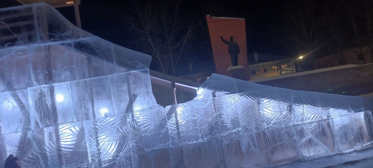 В Карпинске от главной городской горки откололась ледяная глыба