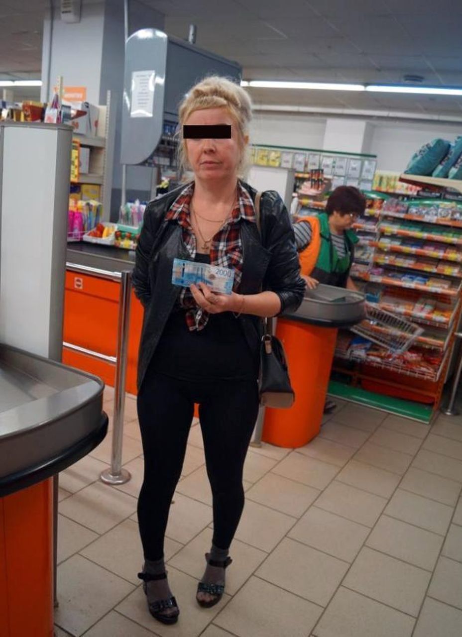Фальшивомонетчиков стало больше. Поддельные купюры достоинством 1000 и 5000 рублей сбывают на улице, рынках и в сетевых магазинах