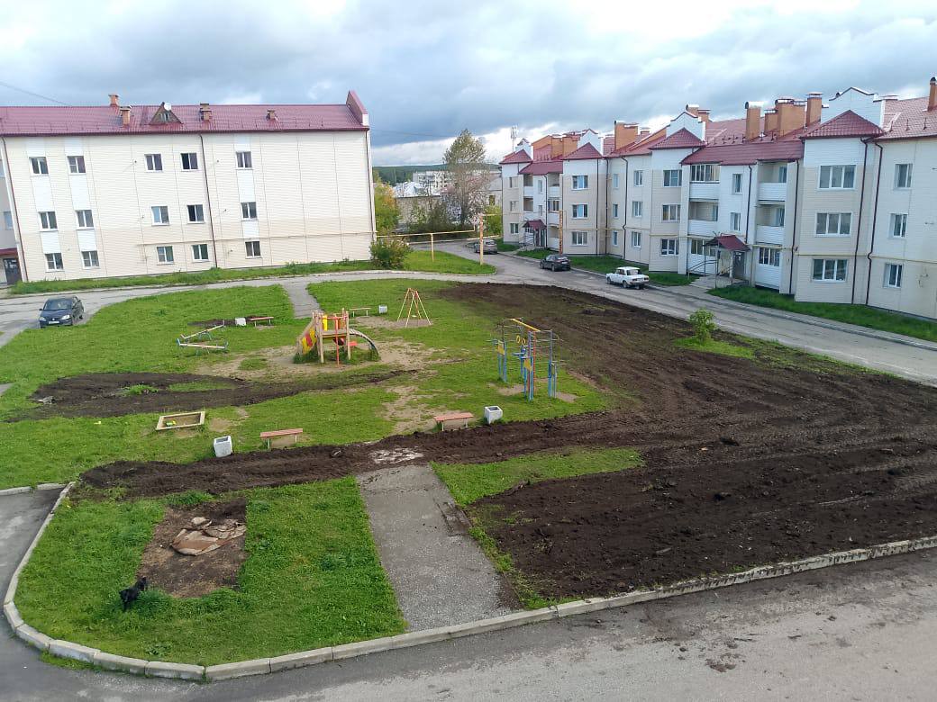 Детскую площадку на Советской засыпали торфом. Жильцы недовольны