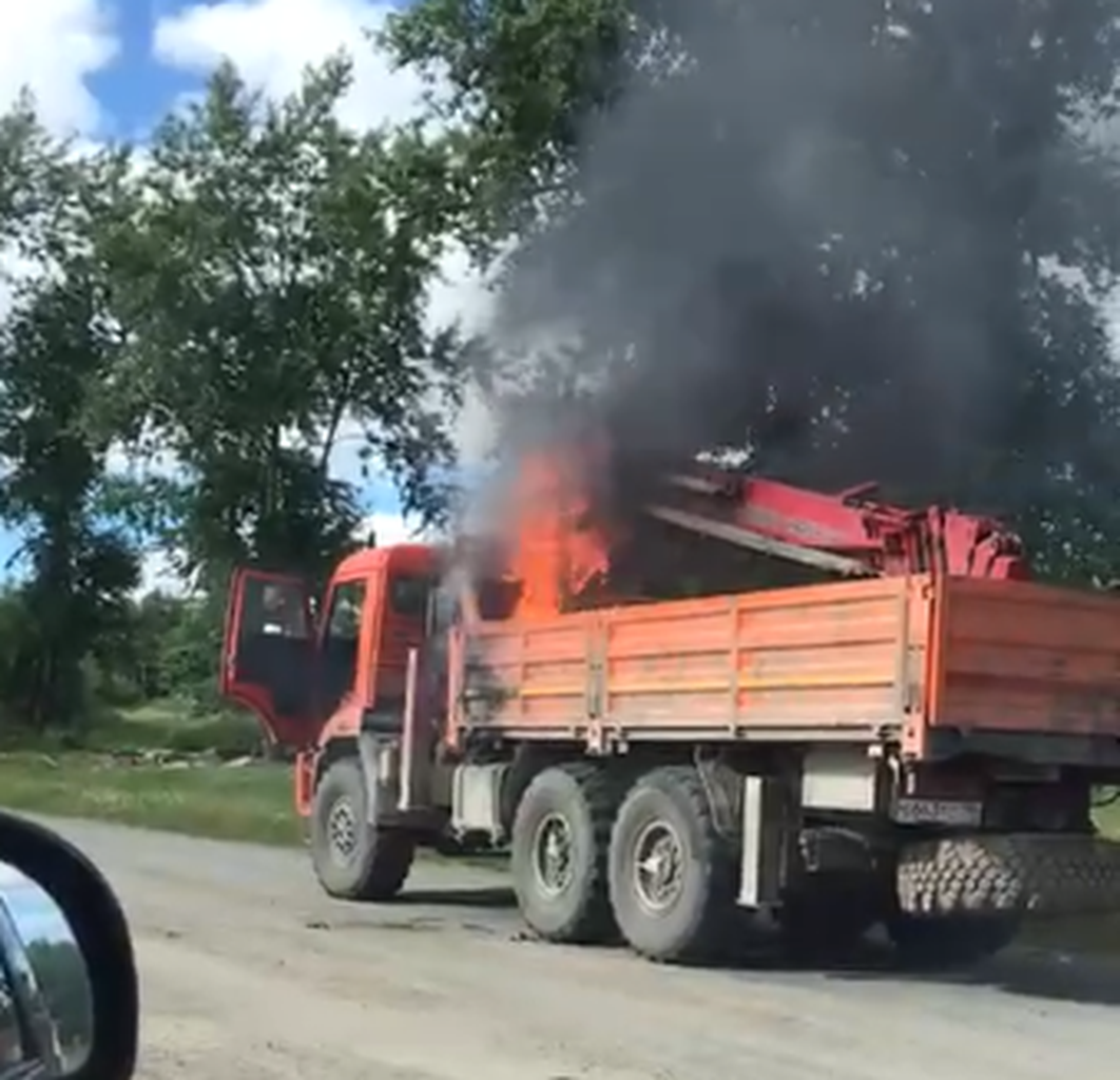 В кузове грузового автомобиля горел мусор