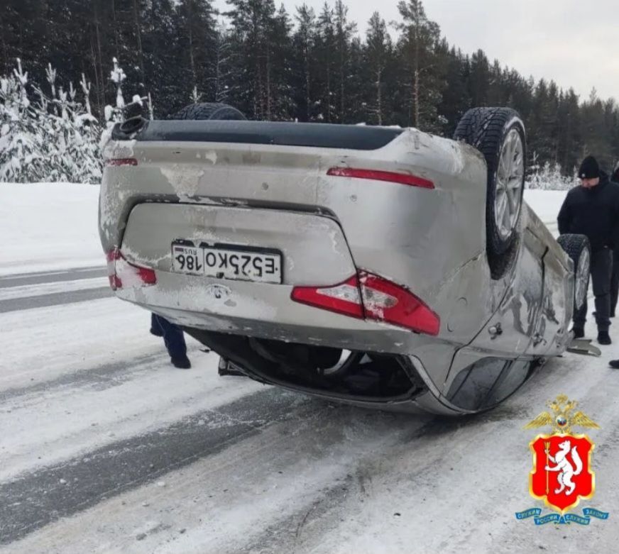 На трассе рядом с Карпинском автомобиль перевернулся на крышу