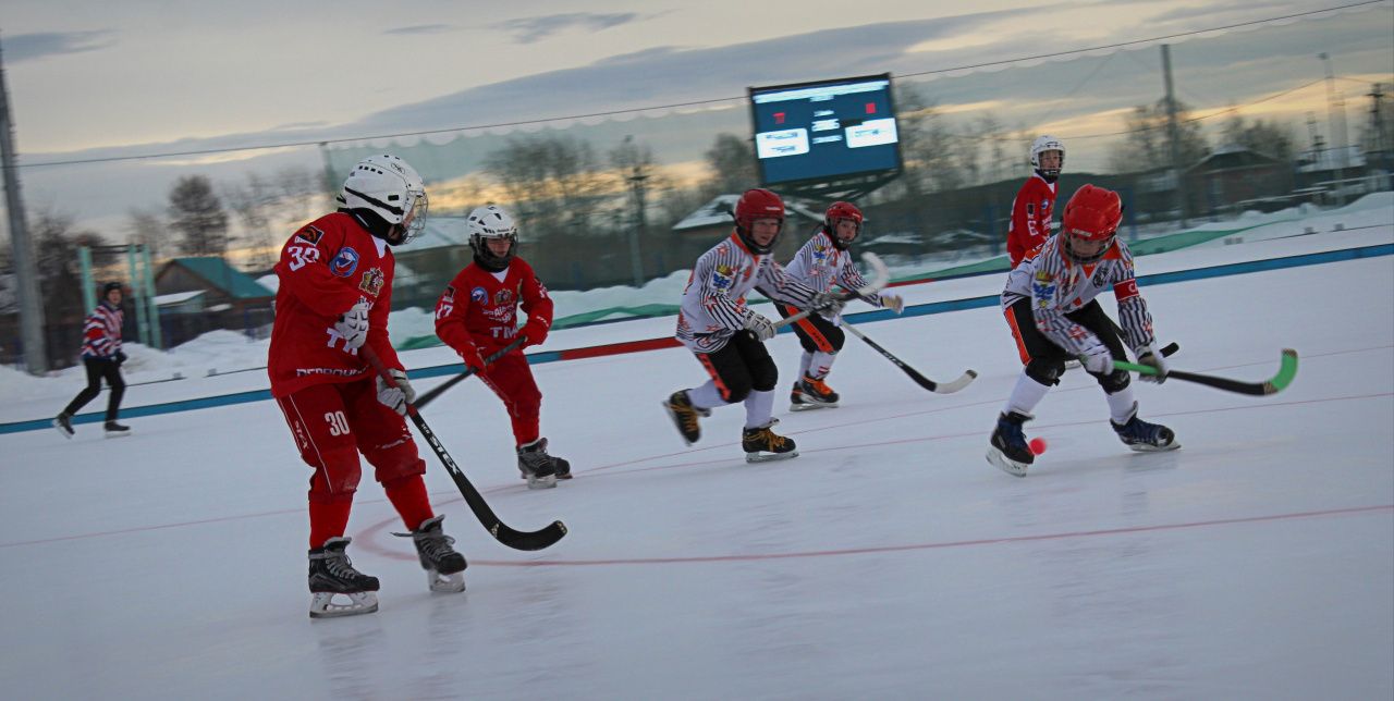 В Карпинске стартовал турнир Патриарха по хоккею с мячом. Первые результаты