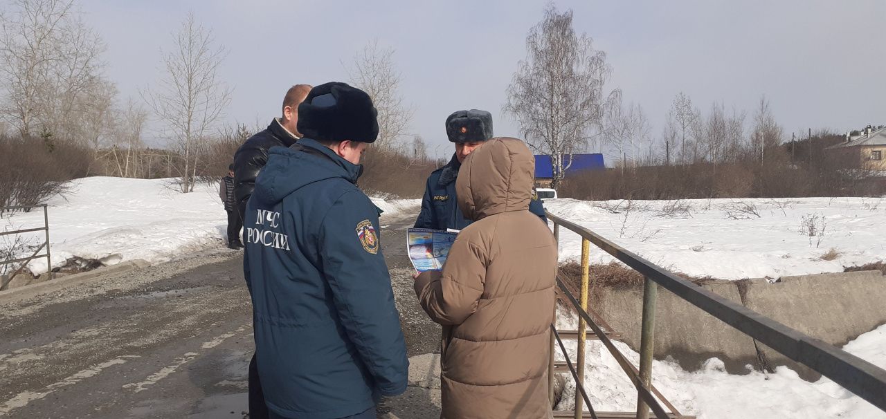 В Карпинске горожанам напомнили об опасности весеннего льда