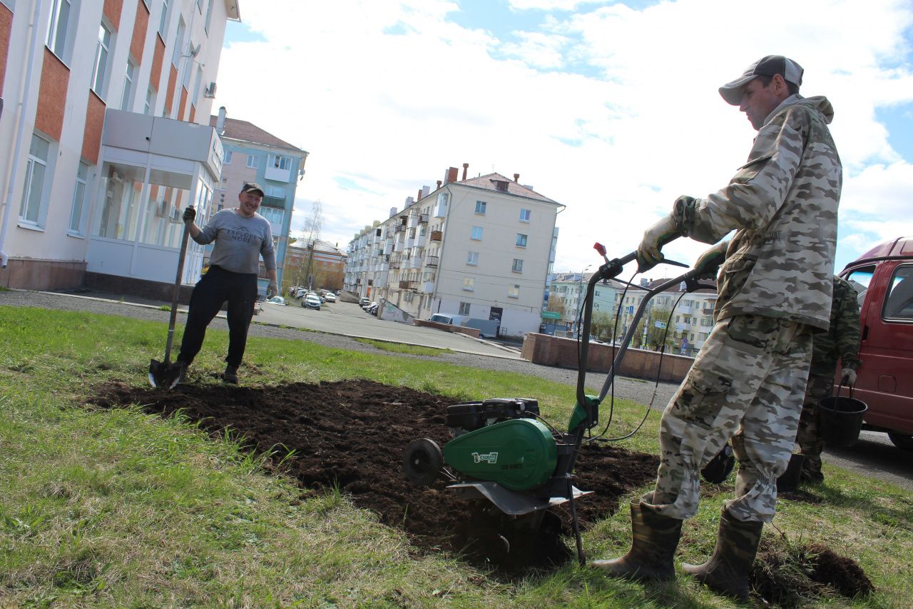 В Карпинске уже начали заниматься городскими клумбами