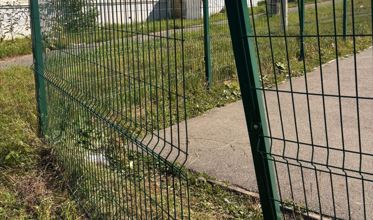 Специалисты «УКХ» не оставляют надежд найти подрядчика для ремонта детских площадок