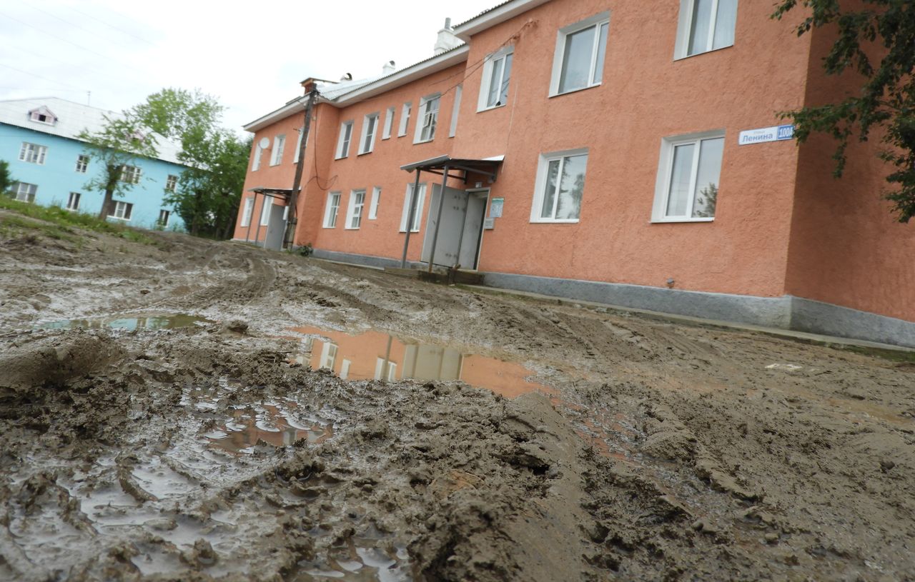 Только грязь развели». Жильцы двухэтажного дома уже год добиваются  восстановления своего двора