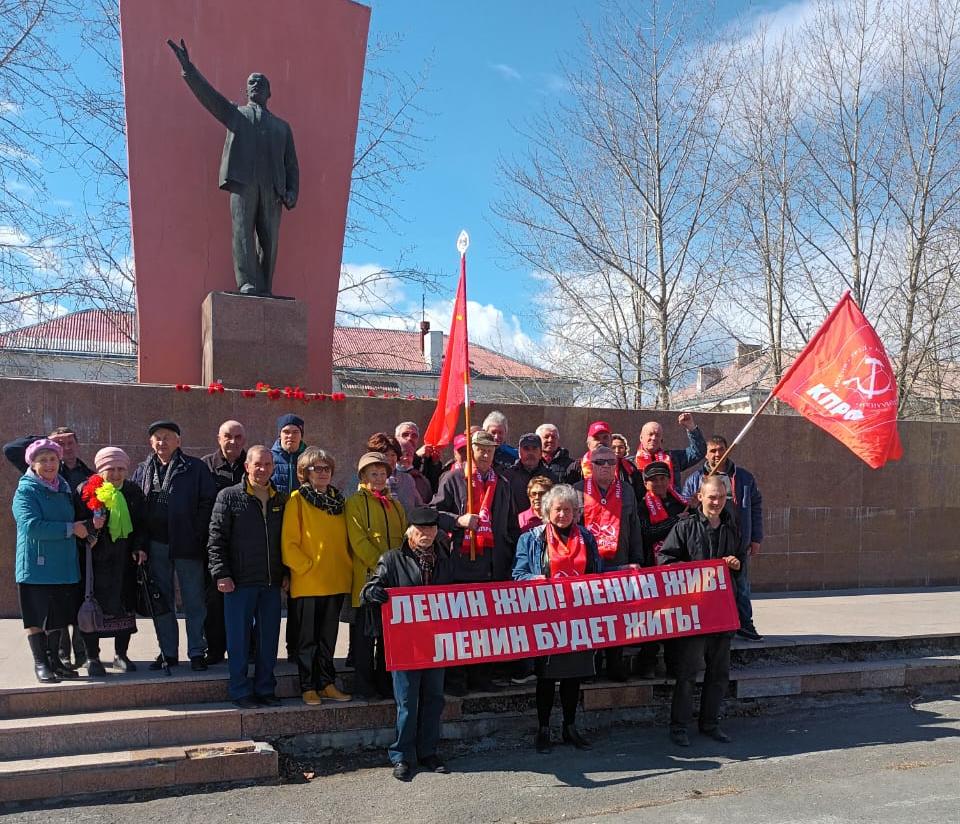 Карпинские коммунисты возложили цветы к памятнику Ленину.