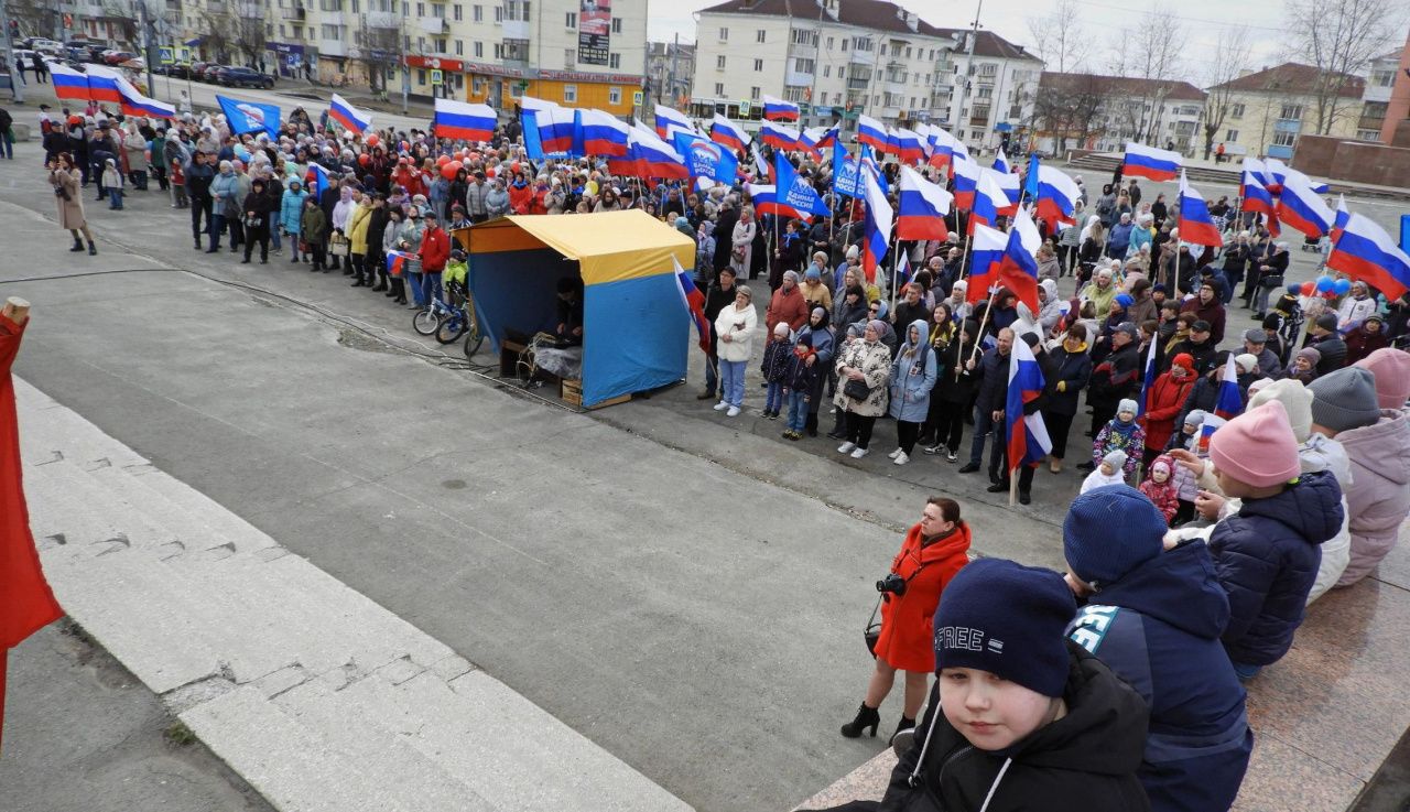 Флаги, грамоты и кони. Как в Карпинске отметили Первомай после двухлетнего  перерыва